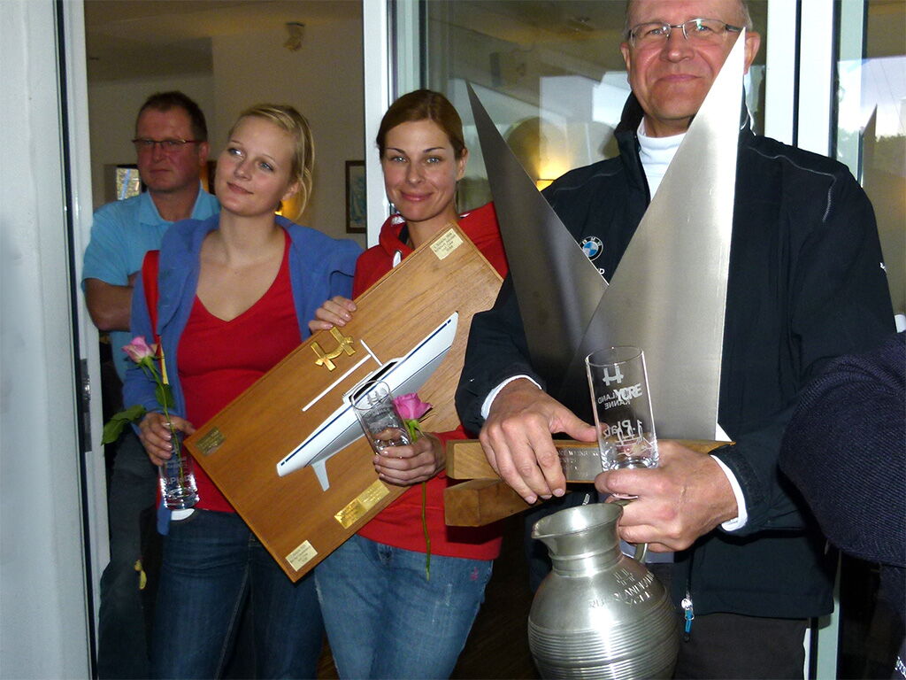 Haben gut abgeräumt: Isabel Zocher (SCAS), Meike Schünemann (ETUF) und Christoph Zander (ETUF).