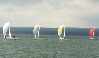 H-Boote wie an einer Perlenkette aufgereiht.