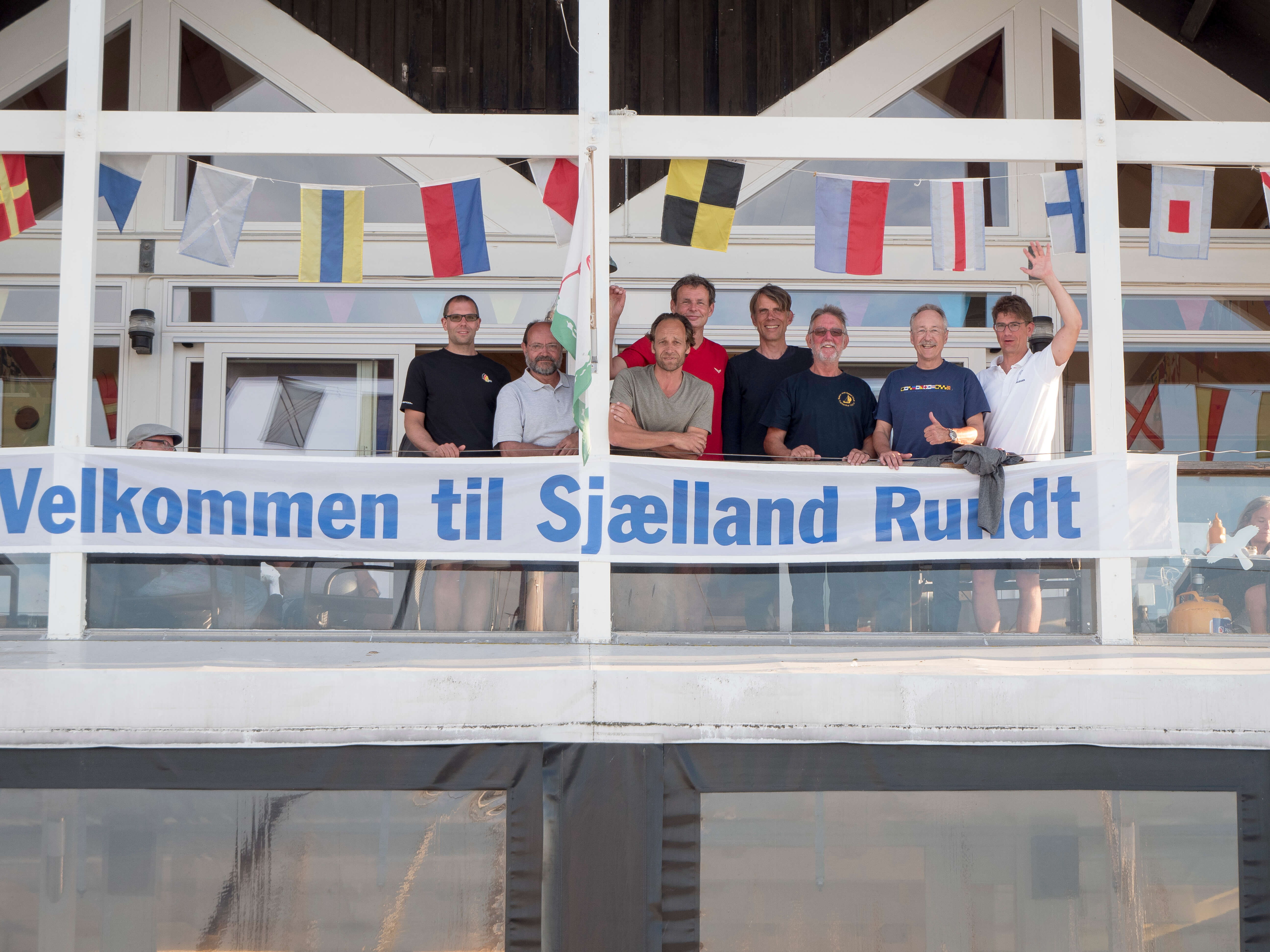 H-Boot Gruppe auf dem Balkon des Clubhauses vor dem Rennen