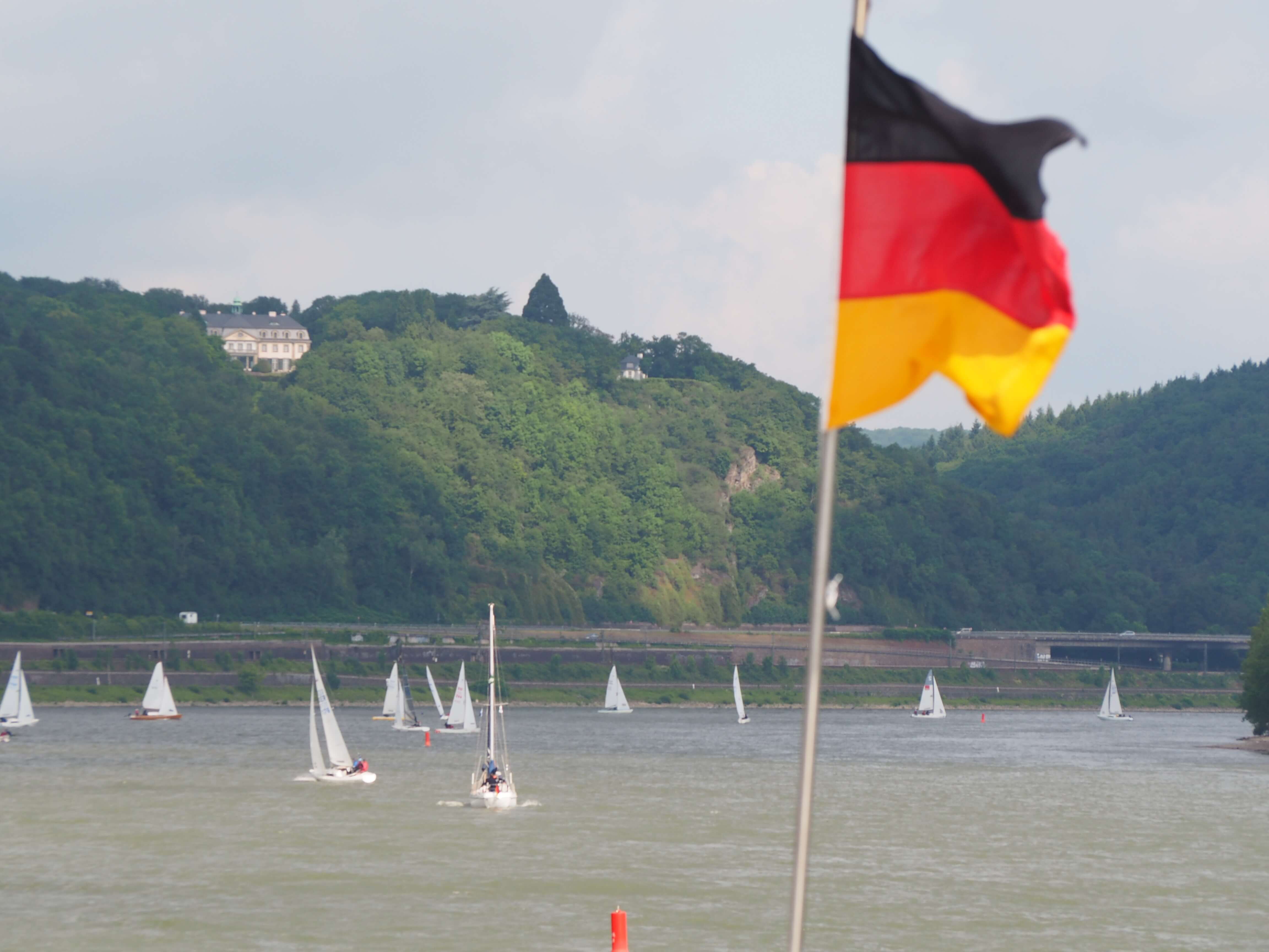 Segeln vor imposanter Kulisse.