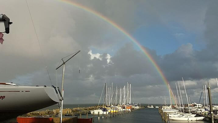 Idyllischer Regenbogen beim Einkranen