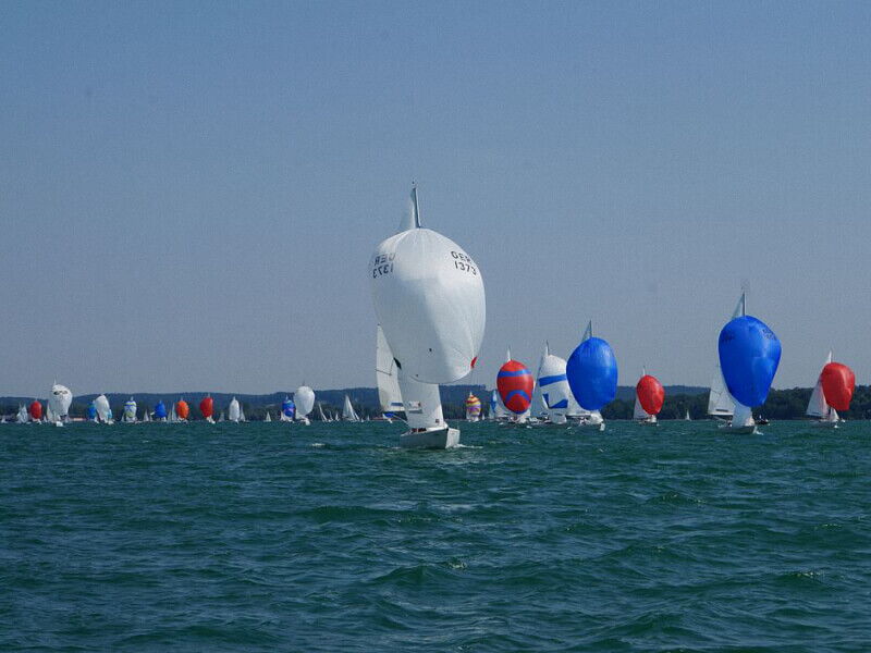 H-Boot Elfi Sommerpokal 2015 : Das große H-Boot Feld auf dem Weg zum Leegate.