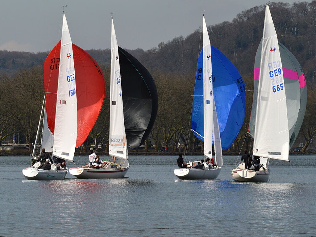 Spannende Bord-an-Bord Kämpfe bei wenig Wind.