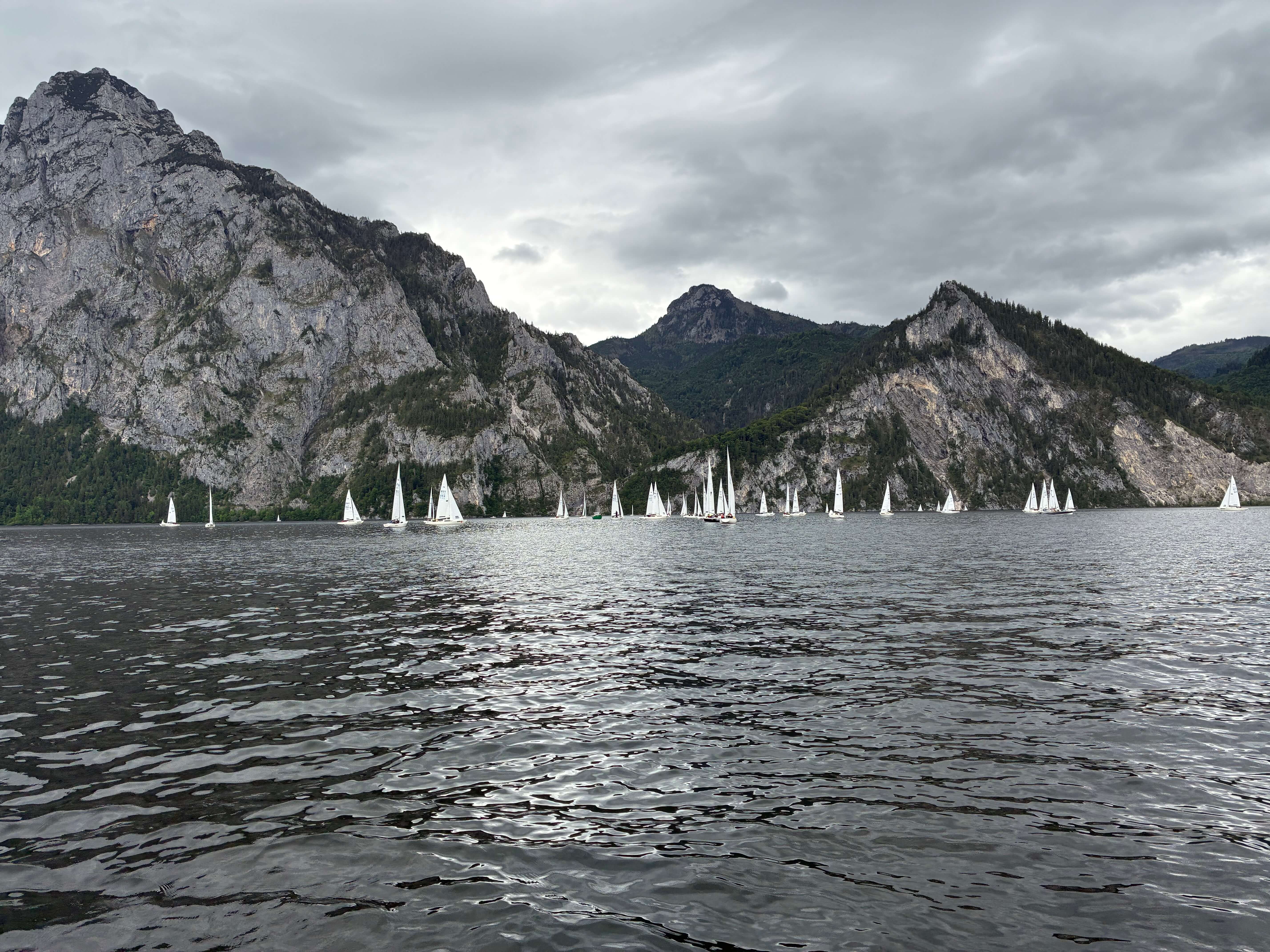 Allgemeines Treiben in Flaute und umlaufenden Winden am ersten Tag der H-Boot Weltmeisterschaft 2025 am Traunsee, AUT.
