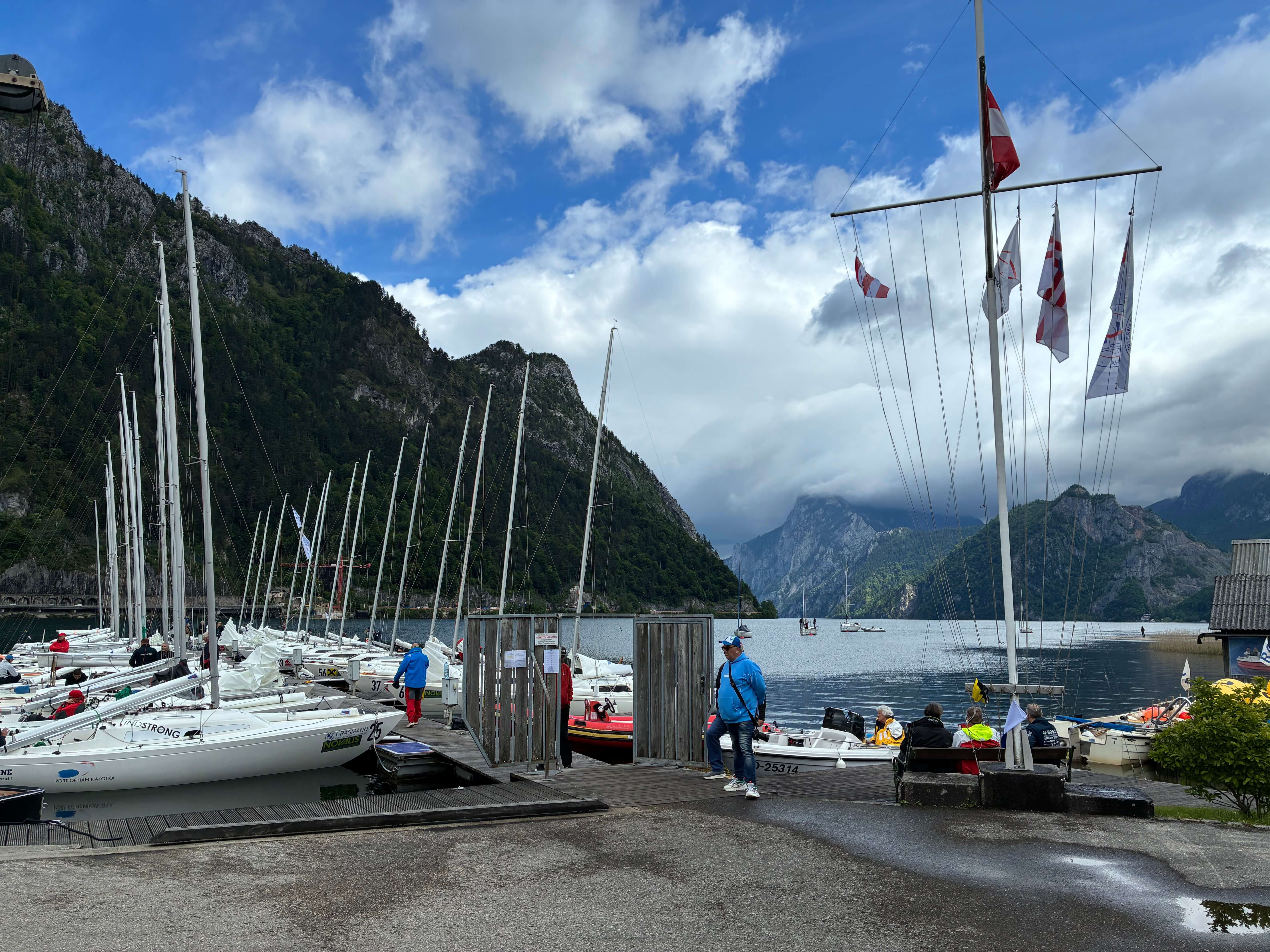 Auch der zweite Tag der Weltmeisterschaft 2025 beginnt mit Warten im Hafen.