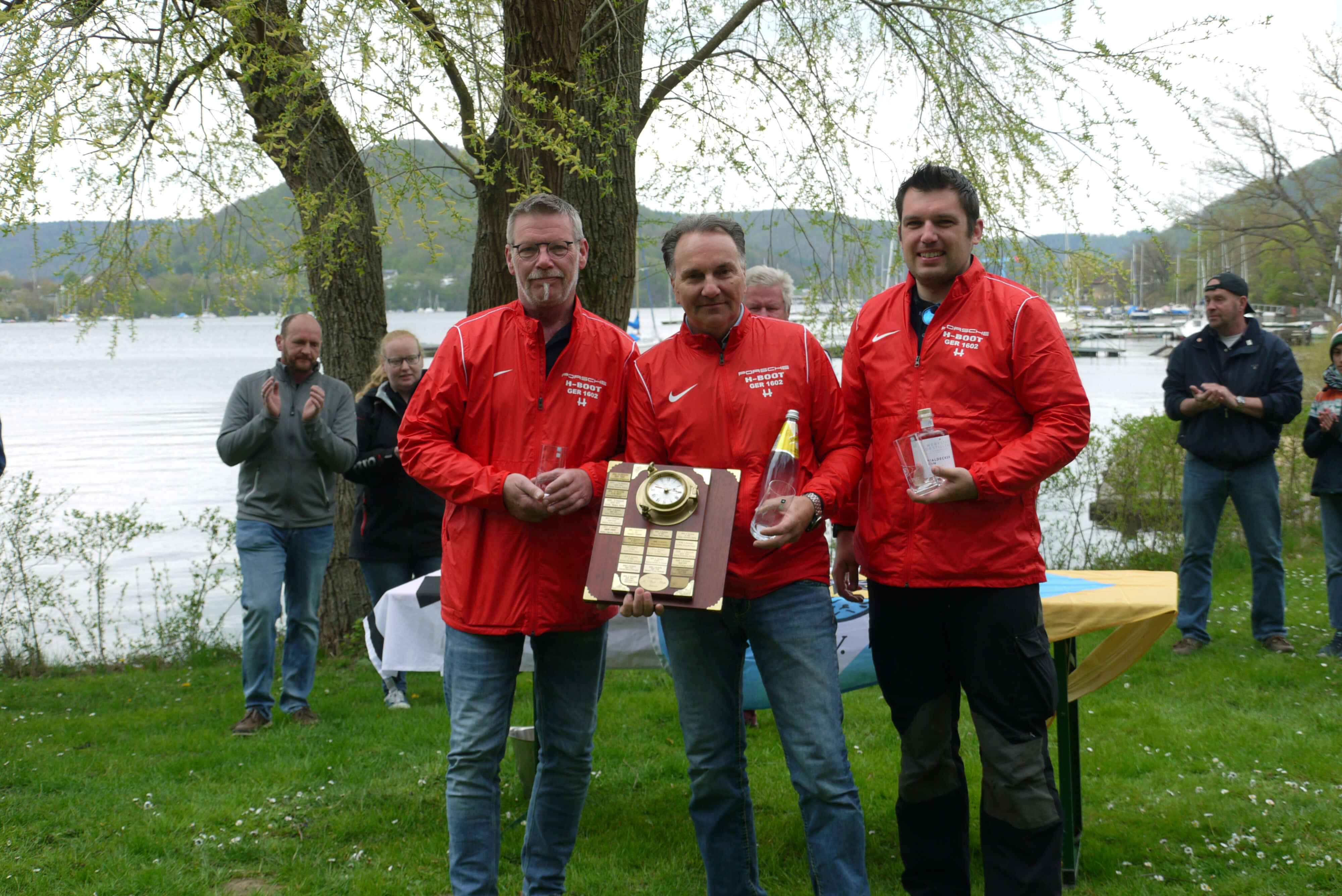 H-Boot Regatta Ederseepokal. Siegermannschaft Gerhard Miethe mit Crew.