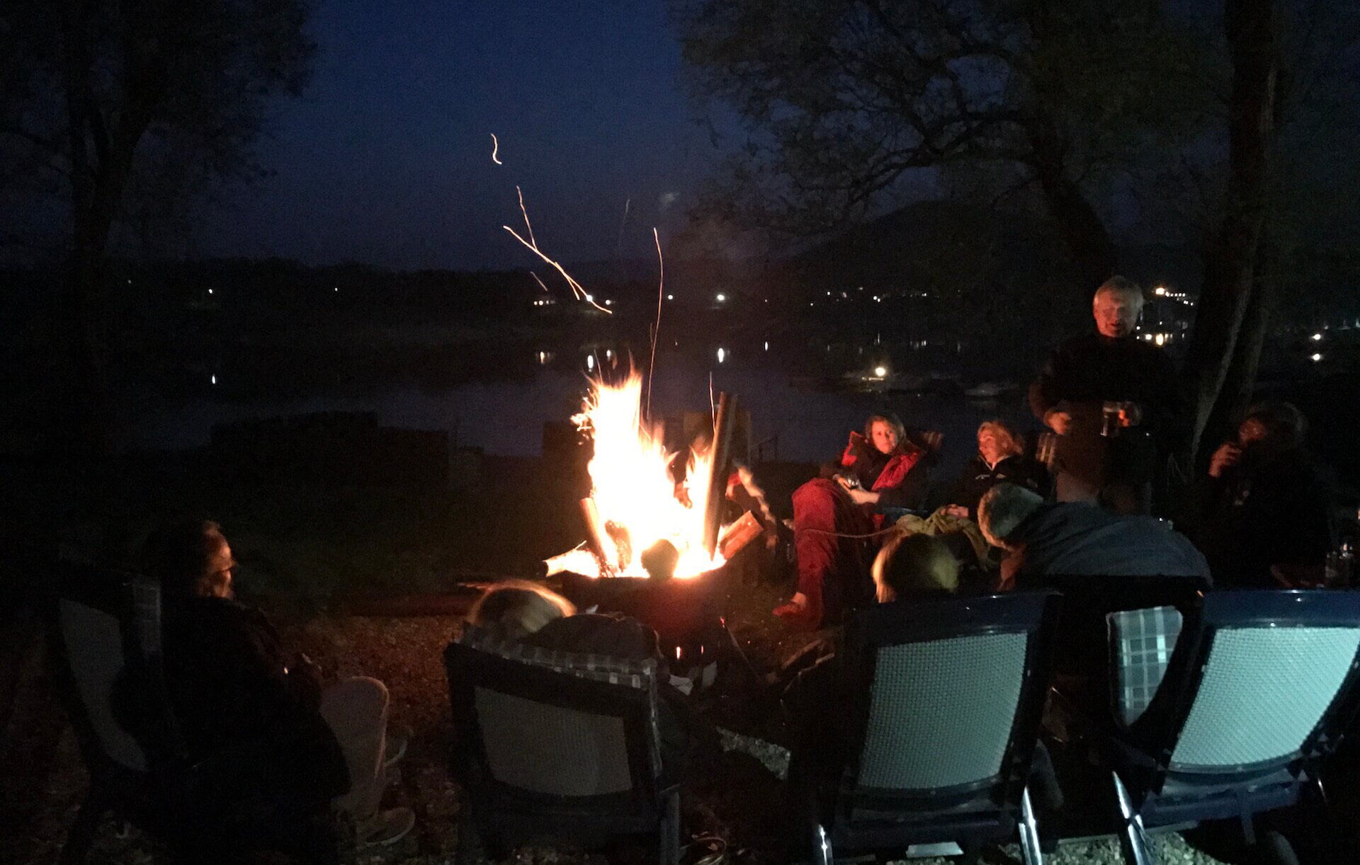 Feuchtfröhlicher Willkommensabend am Lagerfeuer.