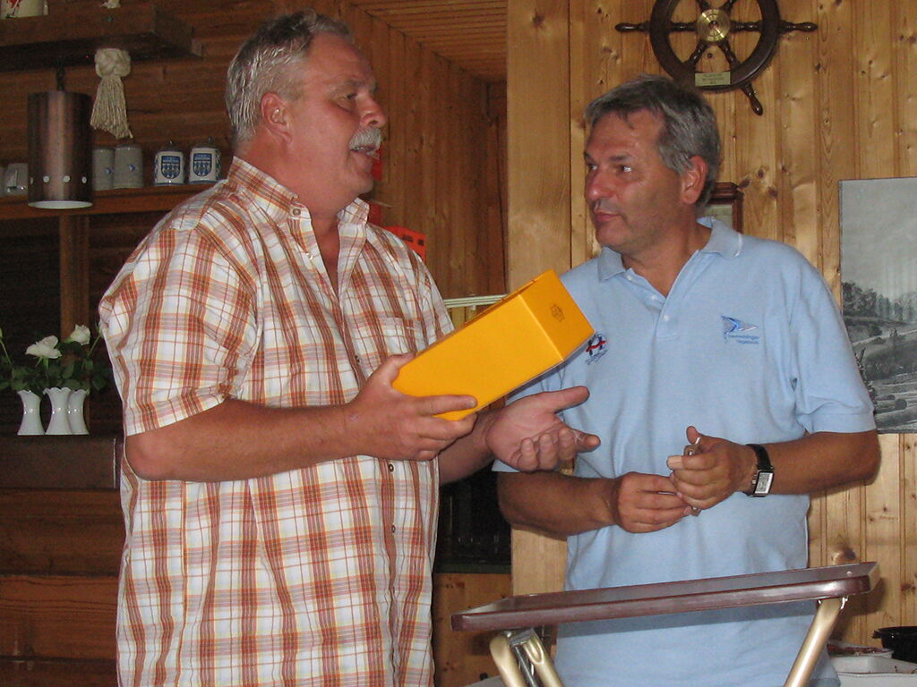 Dirk Stadler dankt Christoph Quinger für den launigen Rückblick auf 30 Jahre H-Boot Regatta im HSC.