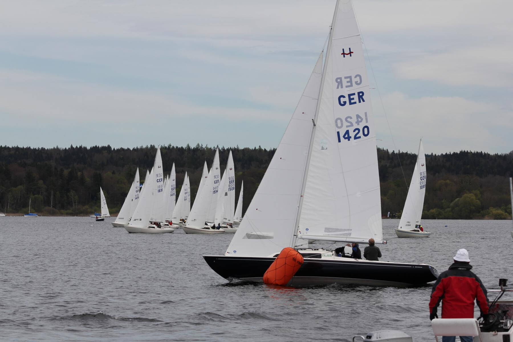 H-Boot Kanne 2017 : Einsam am Pin-End: Kai Niederfahrenhorst gelingt ein klassischer Steuerbordstart.