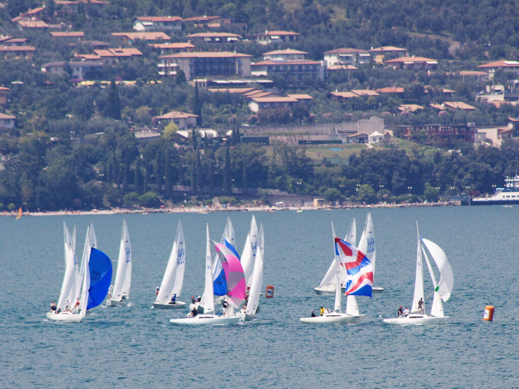 H-Boote vor der Kulisse von Limone.