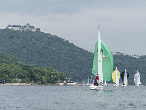 Segeln unter Schloß Waldeck.