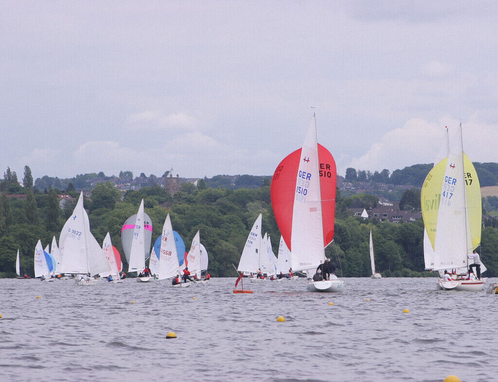 Viele Regattasegler auf dem Baldeneysee.