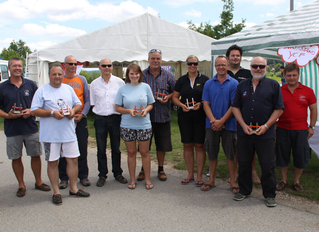 Die Sieger stellen sich dem Fotografen zum Gruppenfoto.