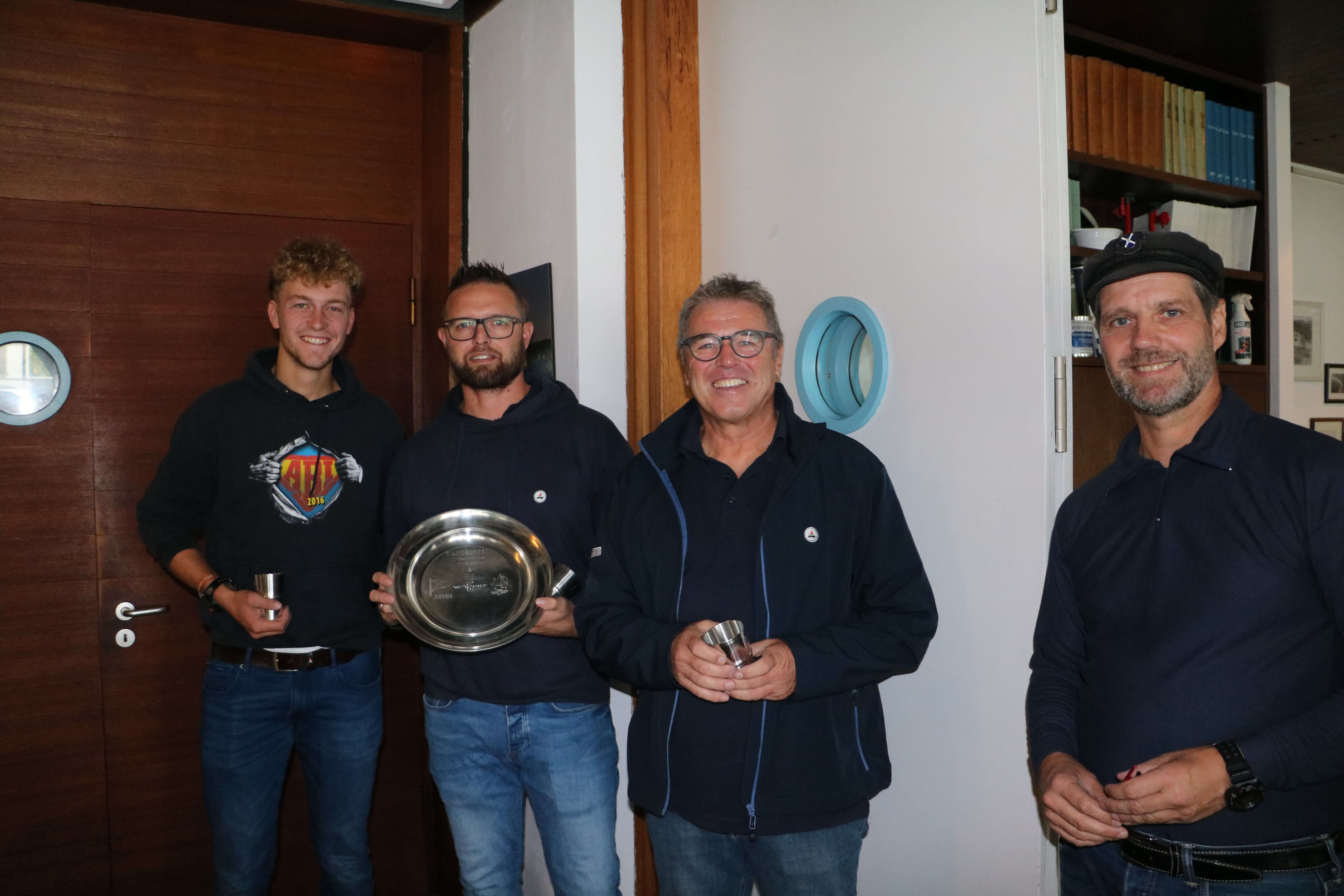 Sven Holzer mit seiner siegreichen Crew.