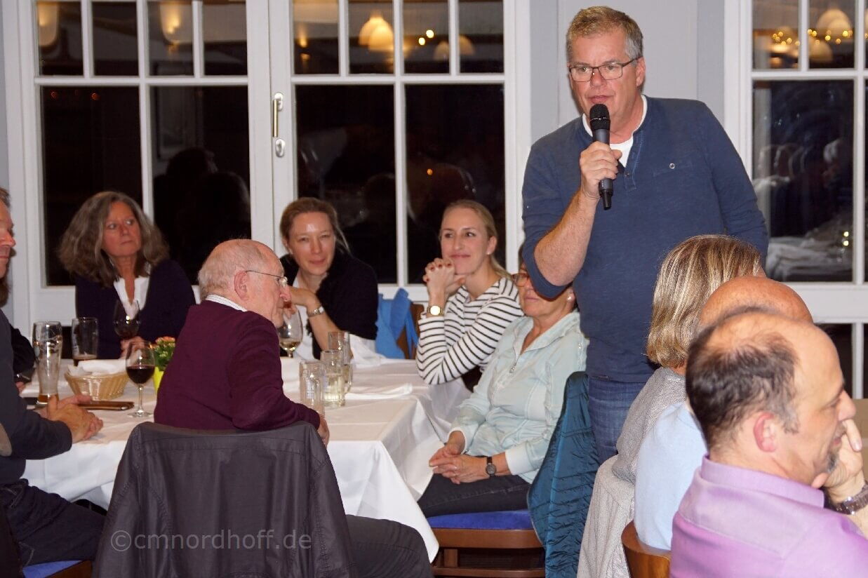 Dieter Henning, Revierobmann Starnberger See, führt durch den Abend.