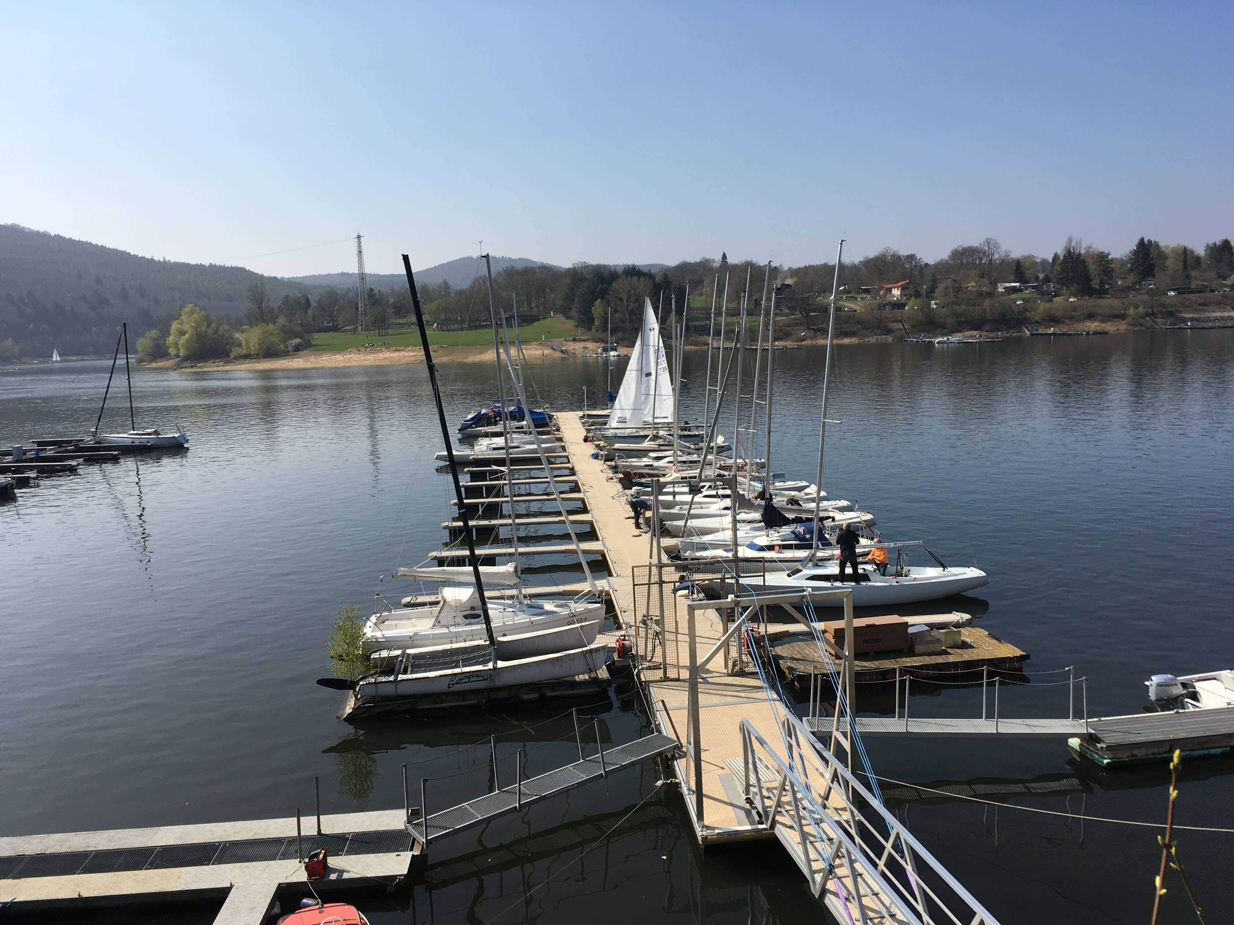 Ederseepokal H-Boot: Doppeltes Pech: Wenig Wasser und Flaute.
