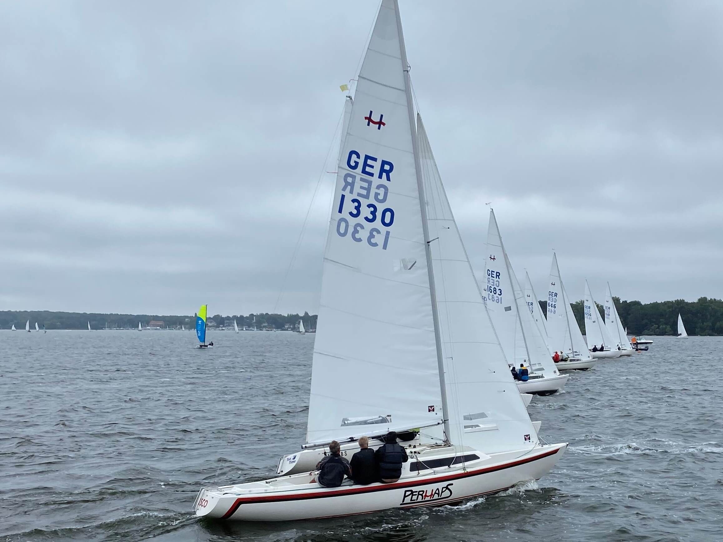 H-Boote beim Start der Wettfahrt.