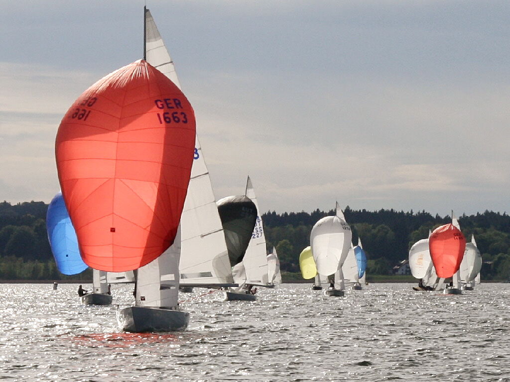 H-Boot Kanne 2014 : Peter Zauner führt das Feld kurz vor dem Leegate an.