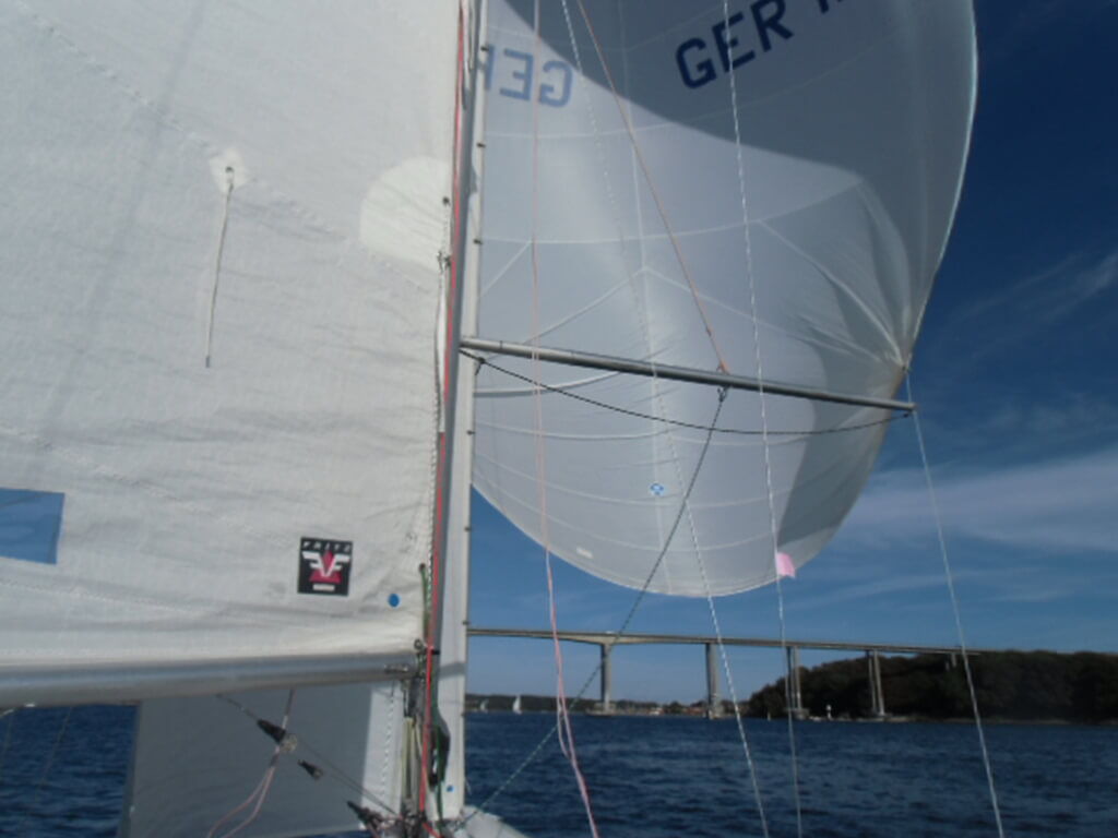 Semper Fidelis querte unter Spinnacker die Ziellinie.