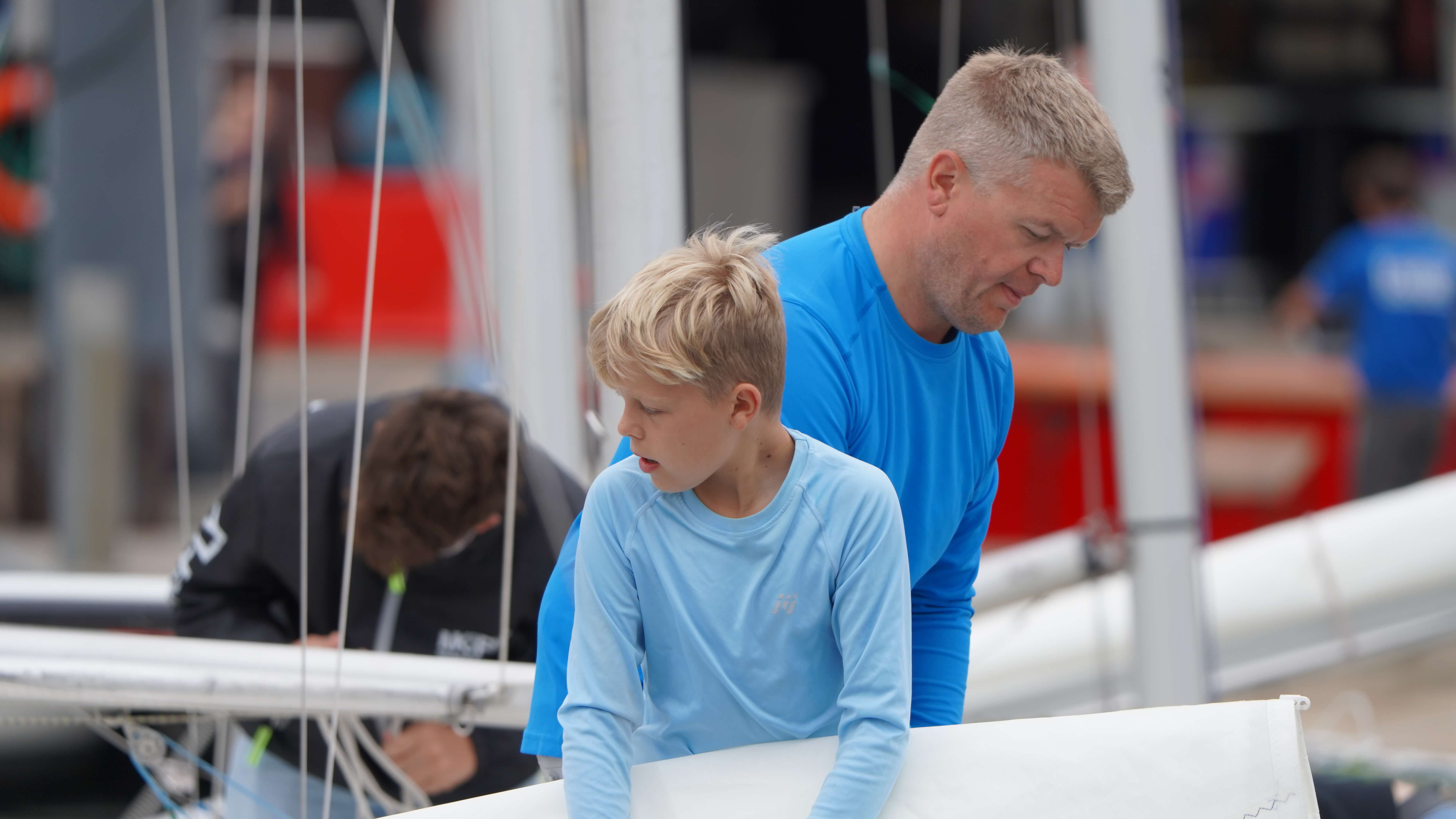 Flynn setzt mit  seinem Vater die Segel.